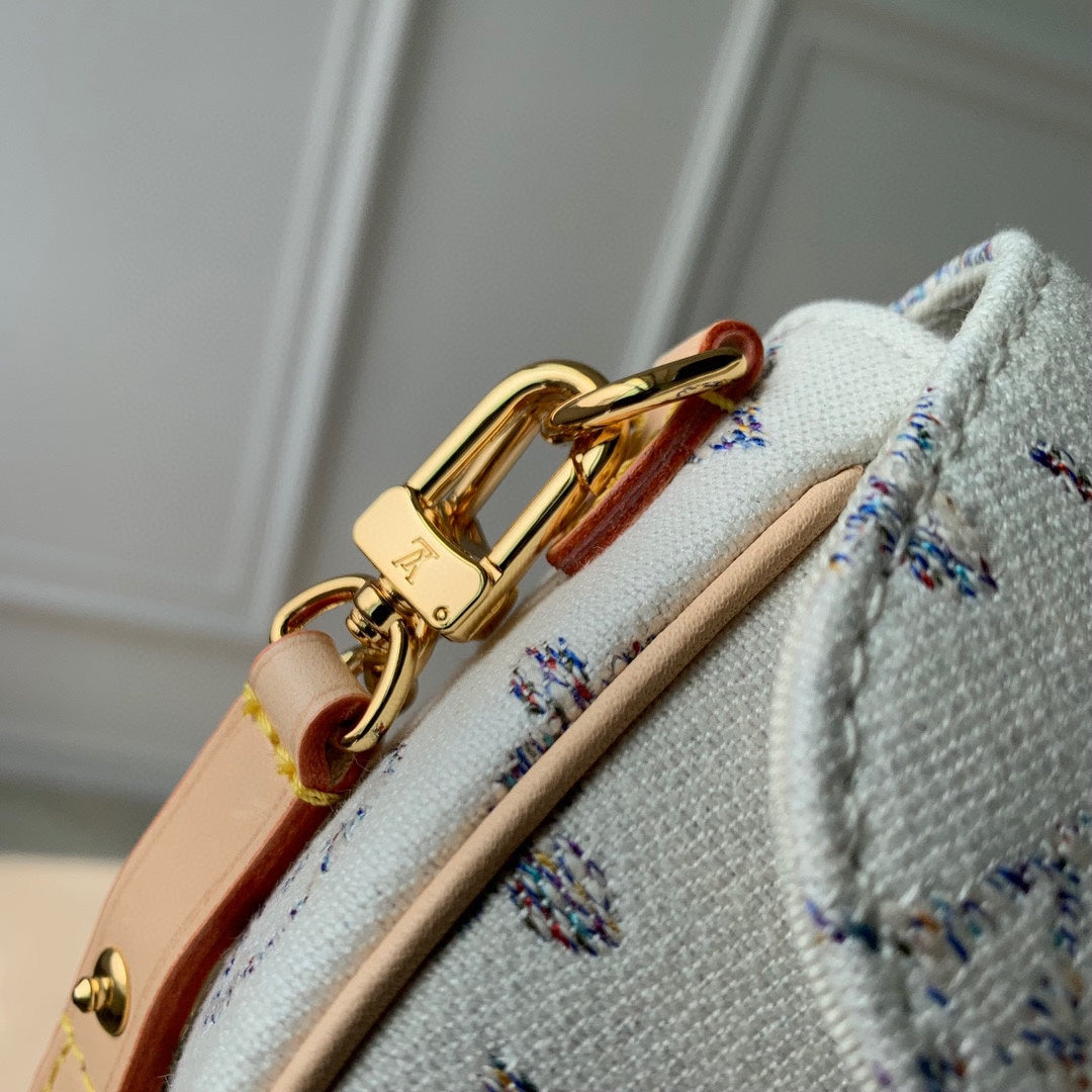Louis Vuitton Elegant White Monogram Flap Shoulder Bag with Gold Chain