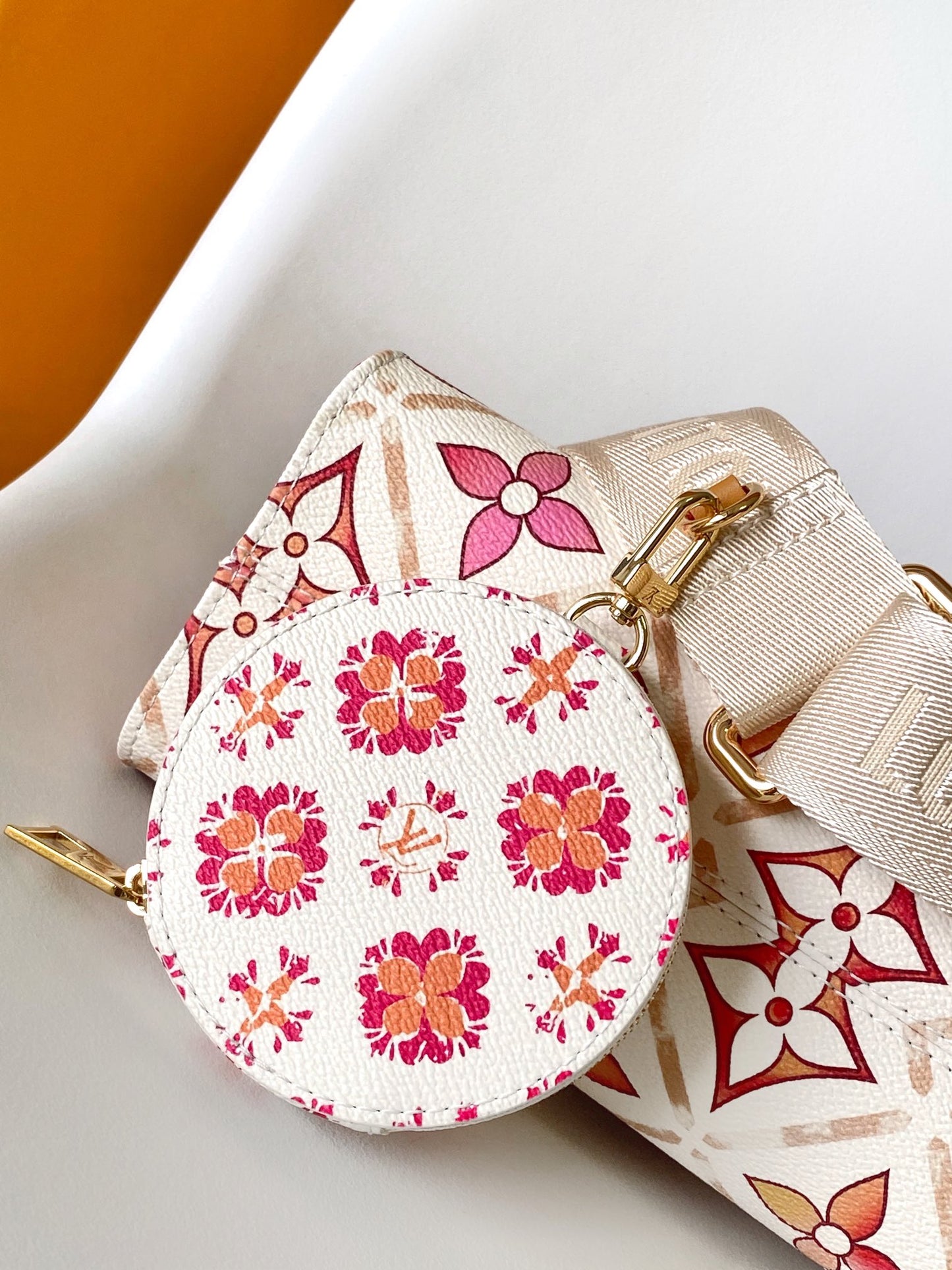 Louis Vuitton Gradient Geometric Floral Print Crossbody Handbag with Coin Purse