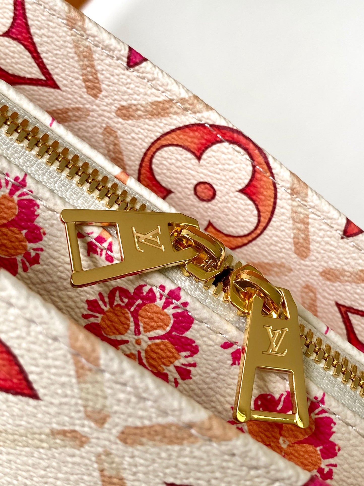 Louis Vuitton Gradient Geometric Floral Print Crossbody Handbag with Coin Purse