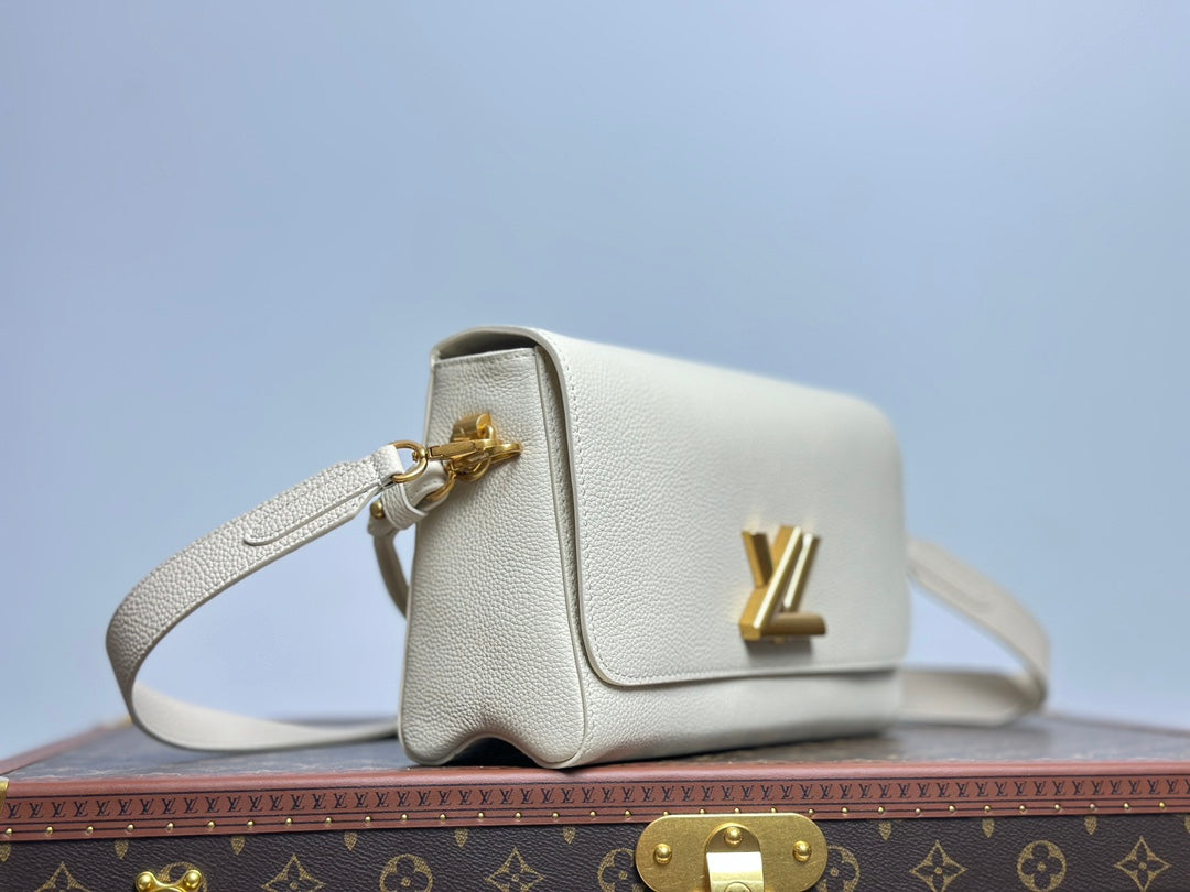 Louis Vuitton Elegant Cream Leather Shoulder Bag with Gold Metal Clasp