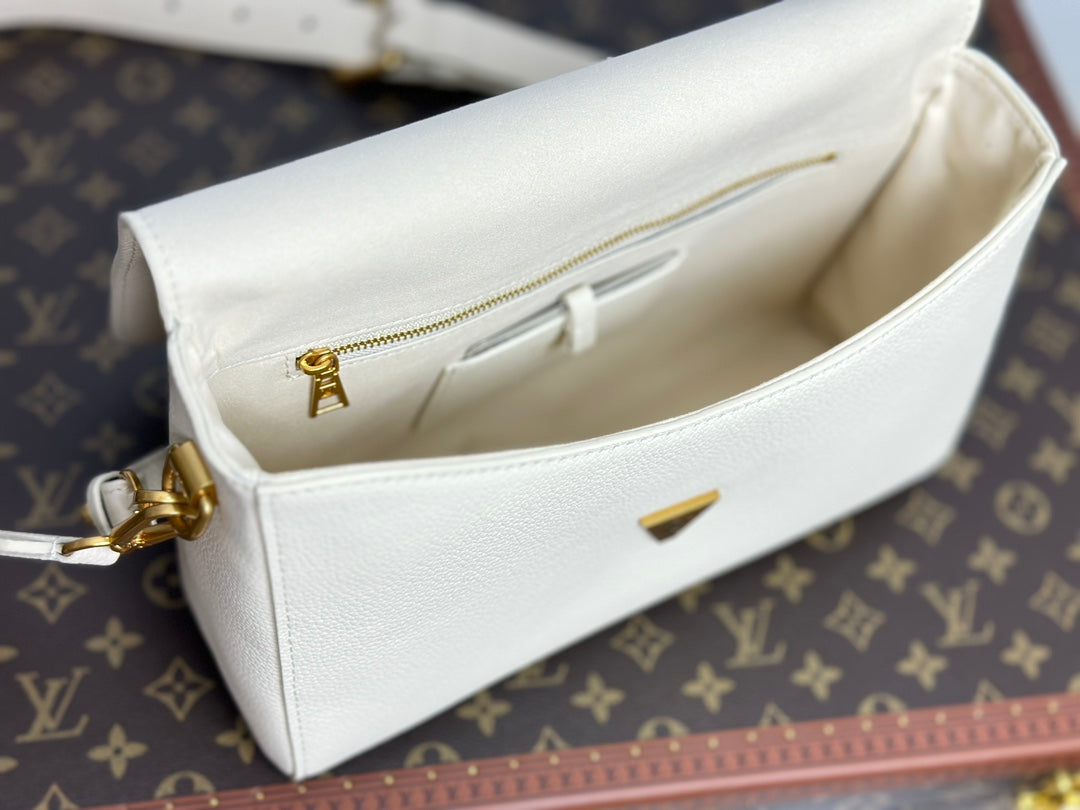 Louis Vuitton Elegant Cream Leather Shoulder Bag with Gold Metal Clasp