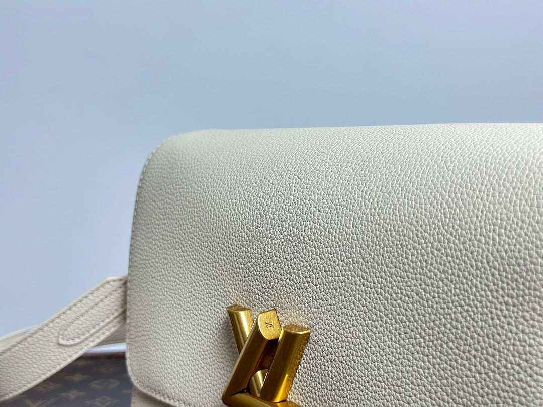 Louis Vuitton Elegant Cream Leather Shoulder Bag with Gold Metal Clasp