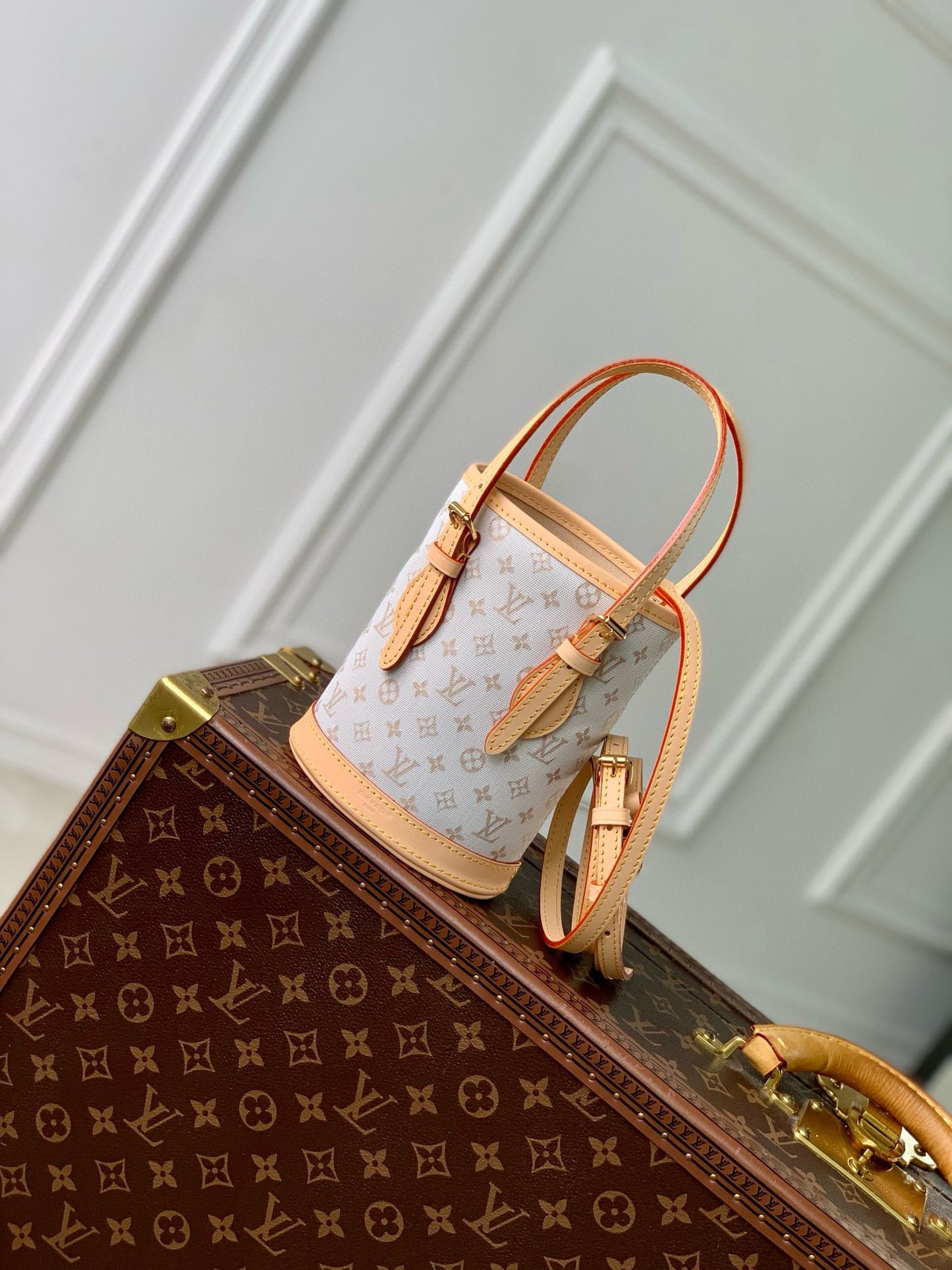 Louis Vuitton Elegant Monogram Pattern Canvas Bucket Bag with Leather Handle