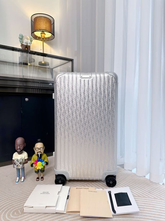 Modern Silver Hardshell Spinner Luggage with Ribbed Texture