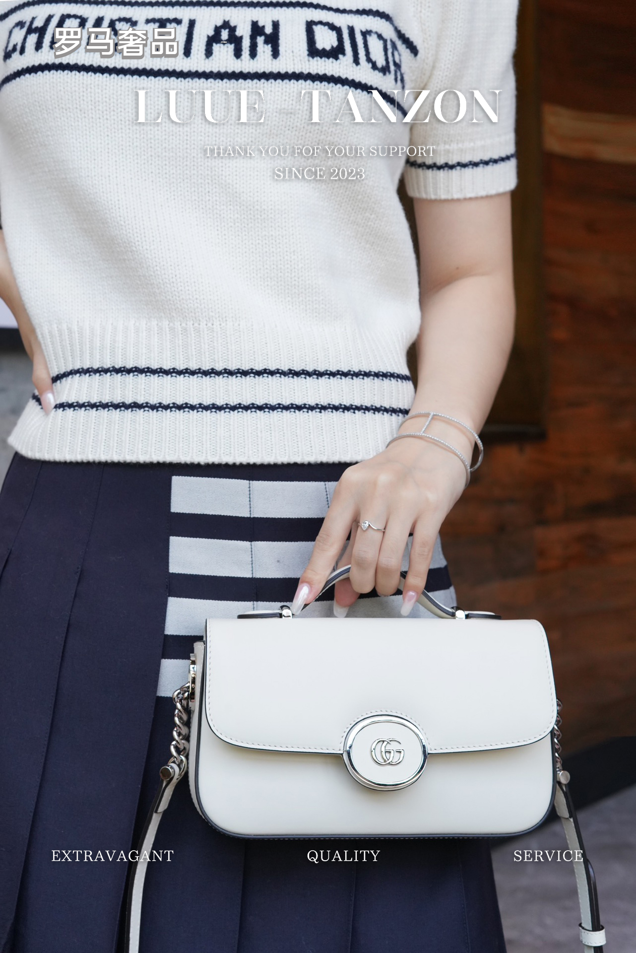 Gucci Classic White Leather Shoulder Bag with Metal Buckle and Chain Strap
