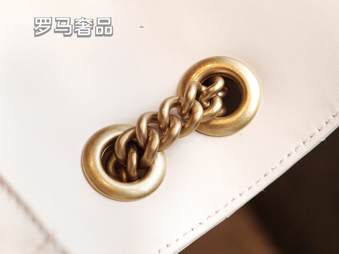 Gucci Elegant Quilted White Leather Shoulder Bag with Gold Chain Strap