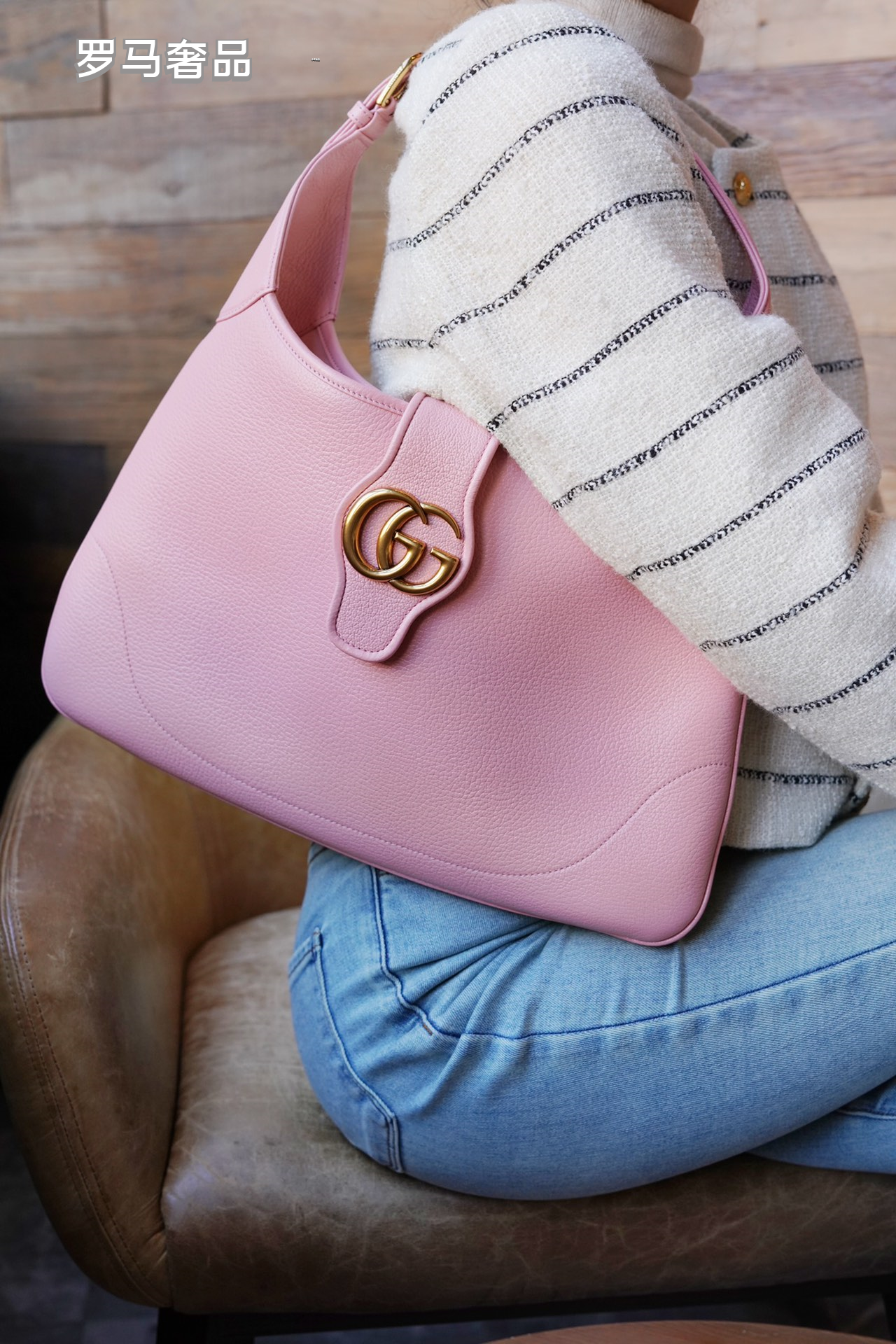 Gucci Vintage Brown Leather Hobo Shoulder Bag with Gold Buckle Accent